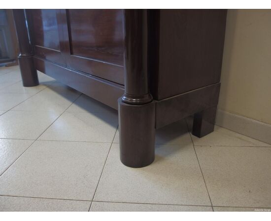 Mahogany bookcase with two doors and solid columns in Empire style from the early 1800s, dimensions: L148xW45xH228 cm.