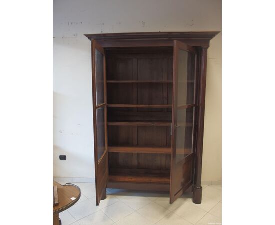 Mahogany bookcase with two doors and solid columns in Empire style from the early 1800s, dimensions: L148xW45xH228 cm.