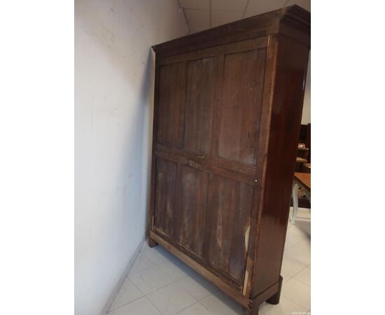 Mahogany bookcase with two doors and solid columns in Empire style from the early 1800s, dimensions: L148xW45xH228 cm.