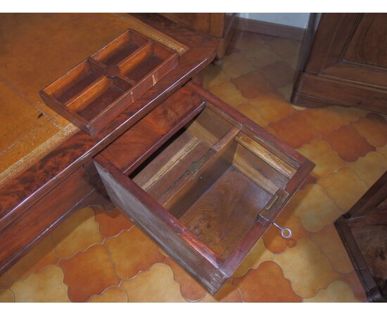 Flame mahogany center desk, mid-19th century Empire style, cm L129xP67xH80