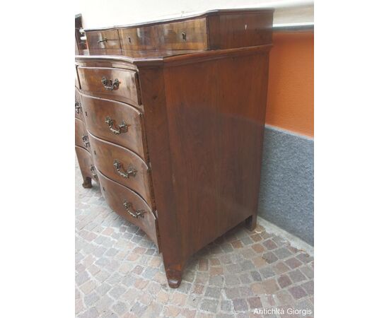 Walnut veneered chest of drawers (dresser) from the 18th century