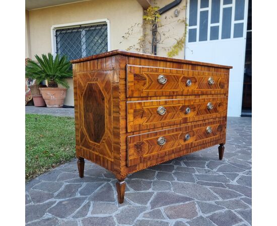 18th Century Louis XVI Modenese chest of drawers in walnut with various woods and inlays