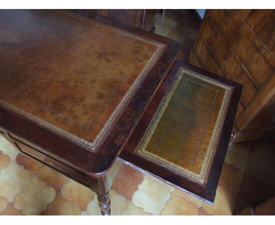 Flame mahogany center desk, mid-19th century Empire style, cm L129xP67xH80
