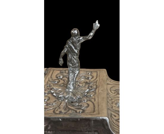 Navicella porta incenso in argento sbalzato.