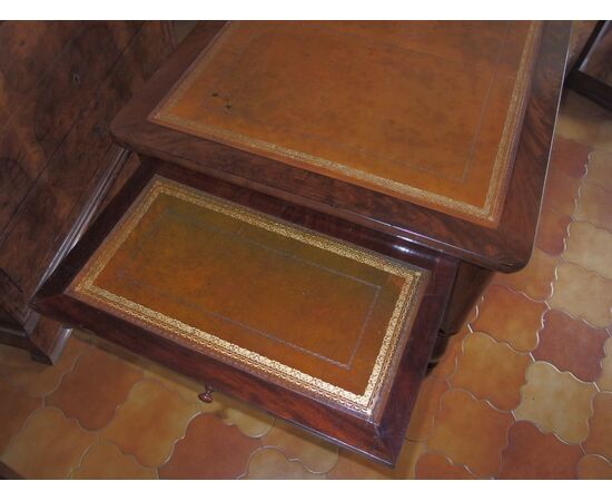 Flame mahogany center desk, mid-19th century Empire style, cm L129xP67xH80