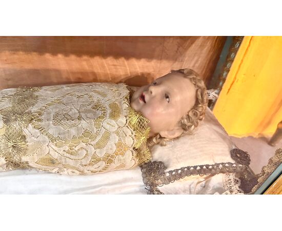 Scultura in cera Gesu’bambino entro teca.