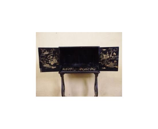 Lacquered two-door cabinet of Chinese origin, 19th century: L50xP30xH95 cm Lacquered two-door cabinet of Chinese origin, 19th century: L50xP30xH95 cm