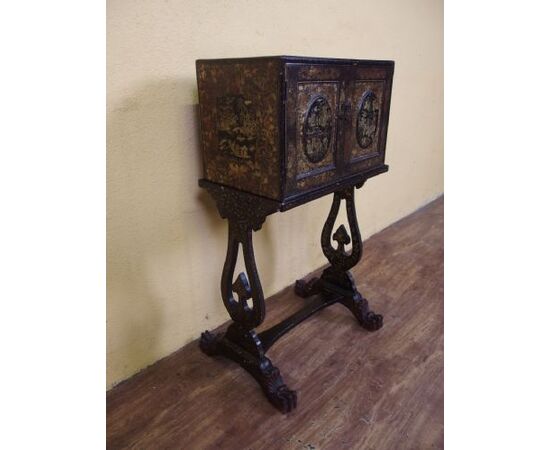 Lacquered two-door cabinet of Chinese origin, 19th century: L50xP30xH95 cm Lacquered two-door cabinet of Chinese origin, 19th century: L50xP30xH95 cm