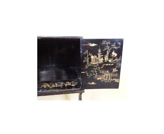 Lacquered two-door cabinet of Chinese origin, 19th century: L50xP30xH95 cm Lacquered two-door cabinet of Chinese origin, 19th century: L50xP30xH95 cm