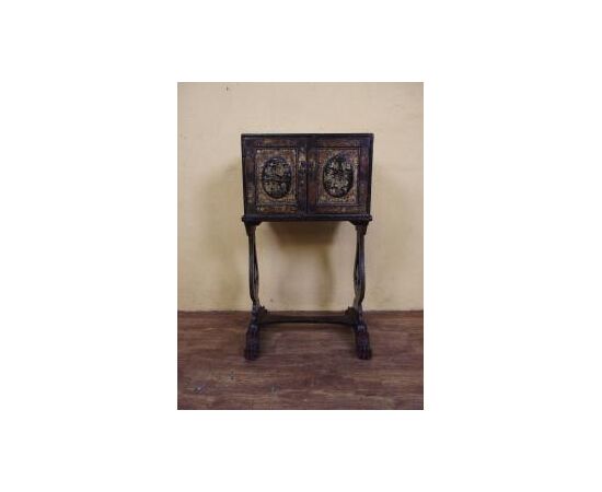 Lacquered two-door cabinet of Chinese origin, 19th century: L50xP30xH95 cm Lacquered two-door cabinet of Chinese origin, 19th century: L50xP30xH95 cm