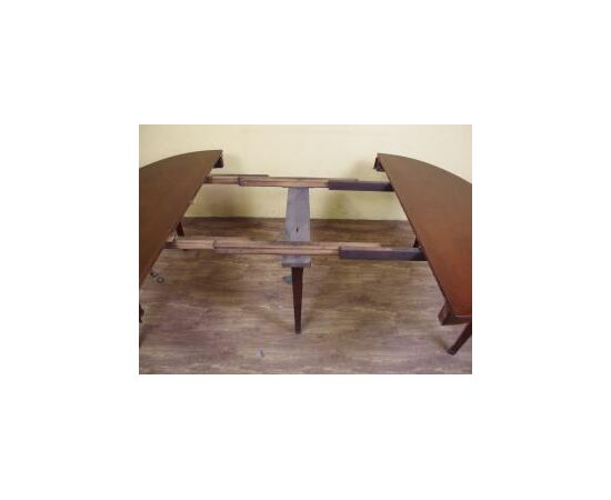Extendable oval mahogany Luigi XVI table from the 19th century, L 146xW117xH77 cm