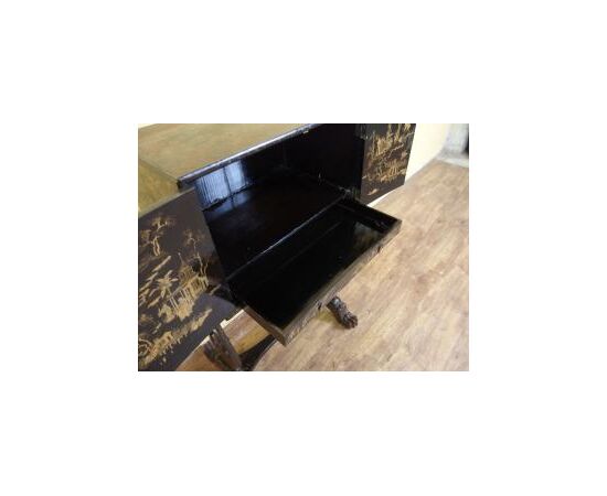 Lacquered two-door cabinet of Chinese origin, 19th century: L50xP30xH95 cm Lacquered two-door cabinet of Chinese origin, 19th century: L50xP30xH95 cm