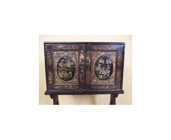 Lacquered two-door cabinet of Chinese origin, 19th century: L50xP30xH95 cm Lacquered two-door cabinet of Chinese origin, 19th century: L50xP30xH95 cm