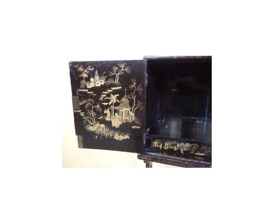 Lacquered two-door cabinet of Chinese origin, 19th century: L50xP30xH95 cm Lacquered two-door cabinet of Chinese origin, 19th century: L50xP30xH95 cm