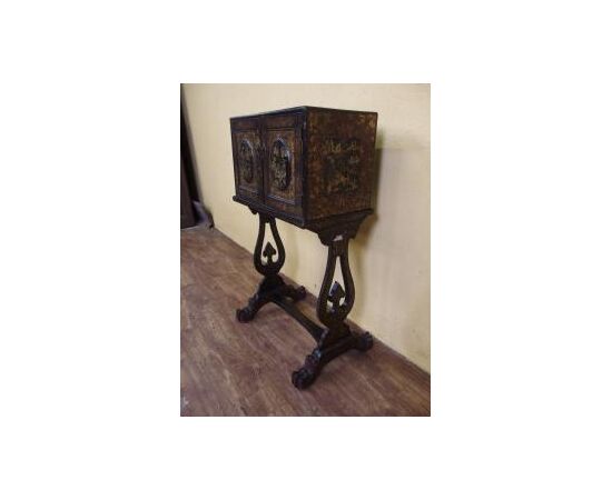 Lacquered two-door cabinet of Chinese origin, 19th century: L50xP30xH95 cm Lacquered two-door cabinet of Chinese origin, 19th century: L50xP30xH95 cm