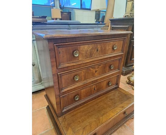 Tuscan 18th-century walnut veneered prie-dieu