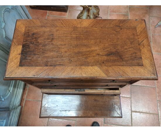 Tuscan 18th-century walnut veneered prie-dieu
