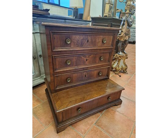 Tuscan 18th-century walnut veneered prie-dieu