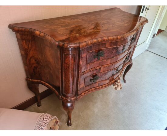 Bow-fronted chest of drawers.