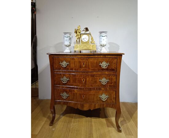 LOUIS XV WALNUT CHEST OF DRAWERS, MID-18TH CENTURY