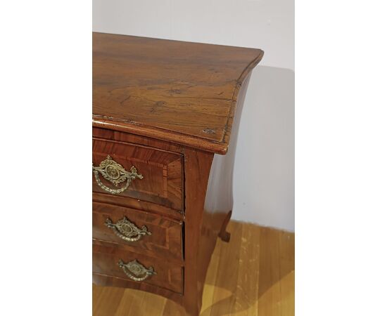 LOUIS XV WALNUT CHEST OF DRAWERS, MID-18TH CENTURY