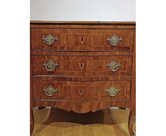 LOUIS XV WALNUT CHEST OF DRAWERS, MID-18TH CENTURY