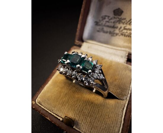 Anello  in  Platino  con Smeraldi  e  Diamanti Anello  in  Platino  con Smeraldi  e  Diamanti