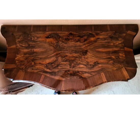 Bow-fronted chest of drawers.