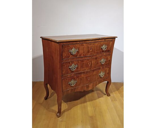 LOUIS XV WALNUT CHEST OF DRAWERS, MID-18TH CENTURY