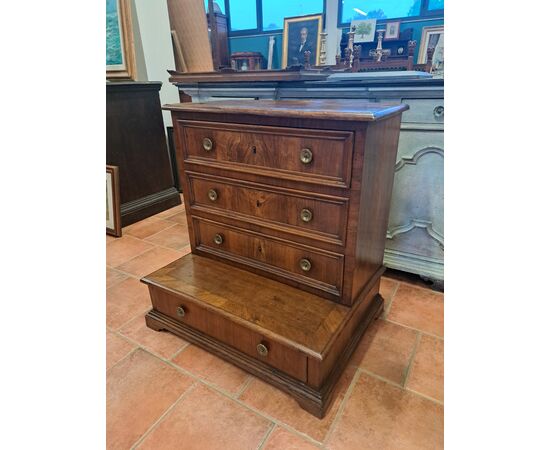 Tuscan 18th-century walnut veneered prie-dieu