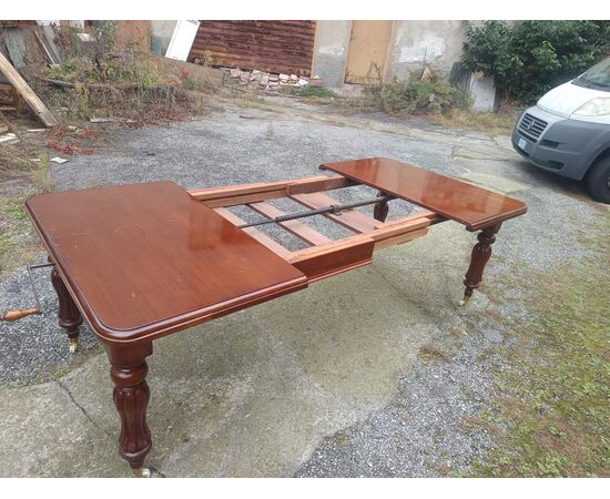 Tavolo inglese con allunghi