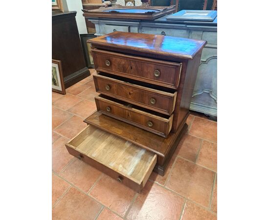 Inginocchiatoio del '700 toscano listrato in noce