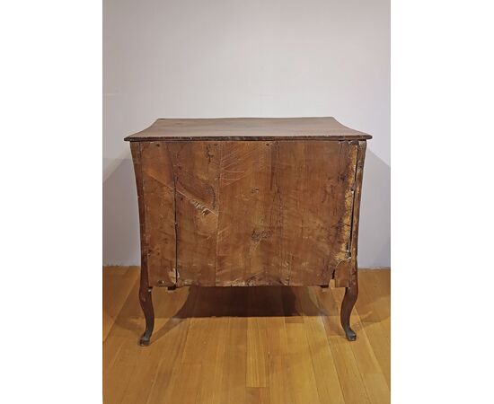 LOUIS XV WALNUT CHEST OF DRAWERS, MID-18TH CENTURY