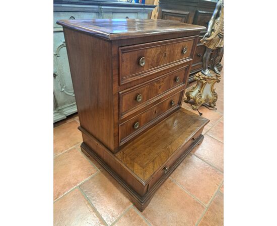 Tuscan 18th-century walnut veneered prie-dieu