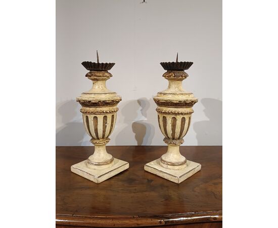 PAIR OF LACQUERED AND GILDED CANDELABRA, SECOND HALF OF THE 18TH CENTURY PAIR OF LACQUERED AND GILDED CANDELABRA, SECOND HALF OF THE 18TH CENTURY