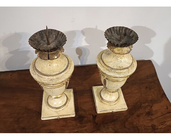 PAIR OF LACQUERED AND GILDED CANDELABRA, SECOND HALF OF THE 18TH CENTURY PAIR OF LACQUERED AND GILDED CANDELABRA, SECOND HALF OF THE 18TH CENTURY