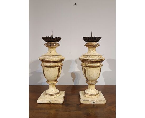 PAIR OF LACQUERED AND GILDED CANDELABRA, SECOND HALF OF THE 18TH CENTURY PAIR OF LACQUERED AND GILDED CANDELABRA, SECOND HALF OF THE 18TH CENTURY