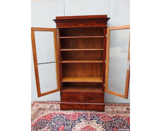 PICCOLA LIBRERIA A DUE PORTE IN PIUMA DI MOGANO STILE CARLO X FRANCIA RESTAURATA cm L98xP38xH203