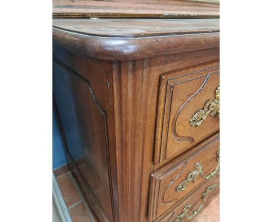 18th century walnut chest of drawers