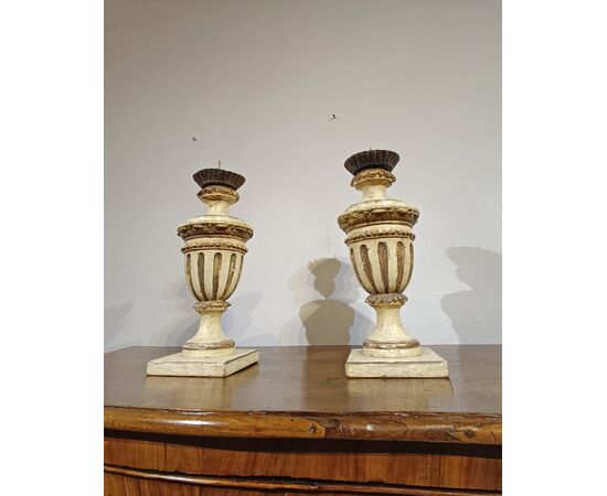 PAIR OF LACQUERED AND GILDED CANDELABRA, SECOND HALF OF THE 18TH CENTURY PAIR OF LACQUERED AND GILDED CANDELABRA, SECOND HALF OF THE 18TH CENTURY