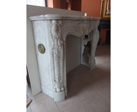 CAMINO IN MARMO BIANCO DI CARRARA SCOLPITO STILE LUIGI XV FRANCIA cm L132xP43xH109 CAMINO IN MARMO BIANCO DI CARRARA SCOLPITO STILE LUIGI XV FRANCIA cm L132xP43xH109