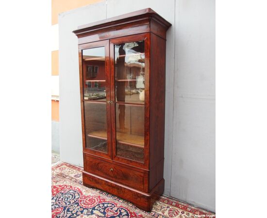PICCOLA LIBRERIA A DUE PORTE IN PIUMA DI MOGANO STILE CARLO X FRANCIA RESTAURATA cm L98xP38xH203