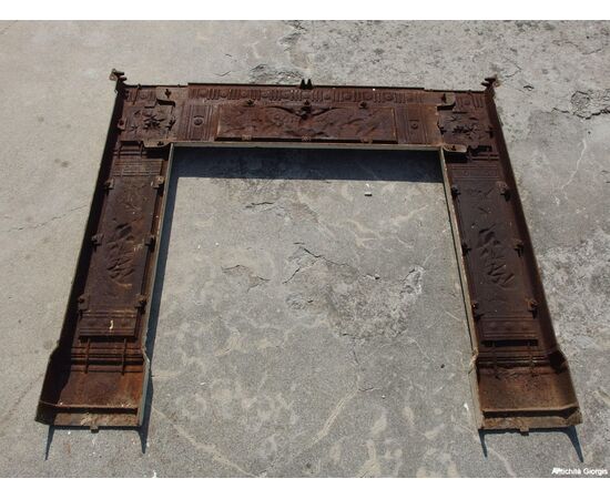 CORNICE DA CAMINO IN GHISA EPOCA SECONDA META’ 800 FRANCIA CORNICE DA CAMINO IN GHISA EPOCA SECONDA META’ 800 FRANCIA