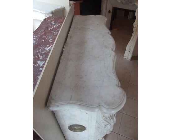 CAMINO IN MARMO BIANCO DI CARRARA SCOLPITO STILE LUIGI XV FRANCIA cm L132xP43xH109 CAMINO IN MARMO BIANCO DI CARRARA SCOLPITO STILE LUIGI XV FRANCIA cm L132xP43xH109