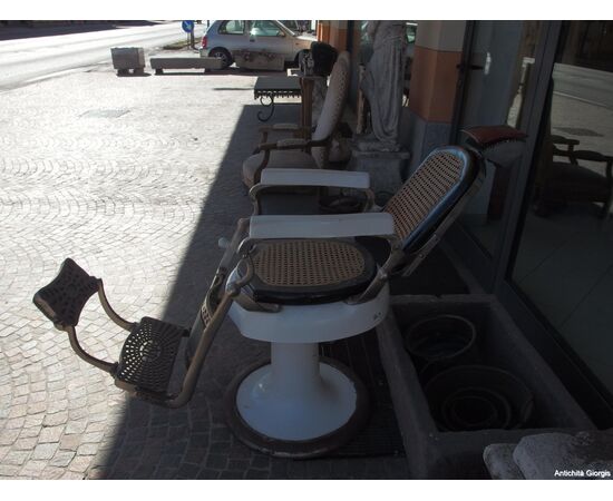 POLTRONA GIREVOLE E RECLINABILE DA BARBIERE EPOCA PRIMI 900 POLTRONA GIREVOLE E RECLINABILE DA BARBIERE EPOCA PRIMI 900