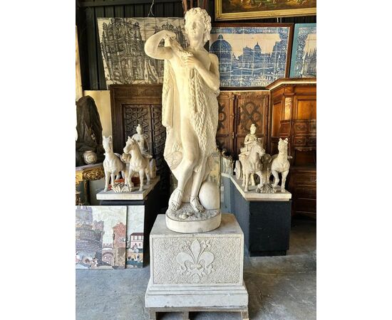 
Scultura di Ercole in Marmo Statuario su Base Neoclassica, XIX Secolo