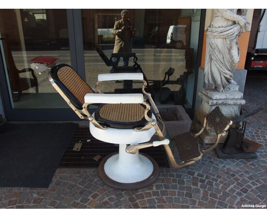 POLTRONA GIREVOLE E RECLINABILE DA BARBIERE EPOCA PRIMI 900 POLTRONA GIREVOLE E RECLINABILE DA BARBIERE EPOCA PRIMI 900