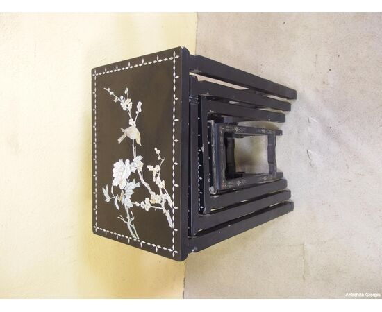 N. 4 TAVOLINI A SCOMPARSA LACCATI STILE CINA cm L48xP35xH69 N. 4 TAVOLINI A SCOMPARSA LACCATI STILE CINA cm L48xP35xH69