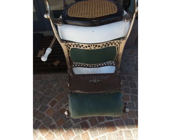 POLTRONA GIREVOLE E RECLINABILE DA BARBIERE EPOCA PRIMI 900 POLTRONA GIREVOLE E RECLINABILE DA BARBIERE EPOCA PRIMI 900