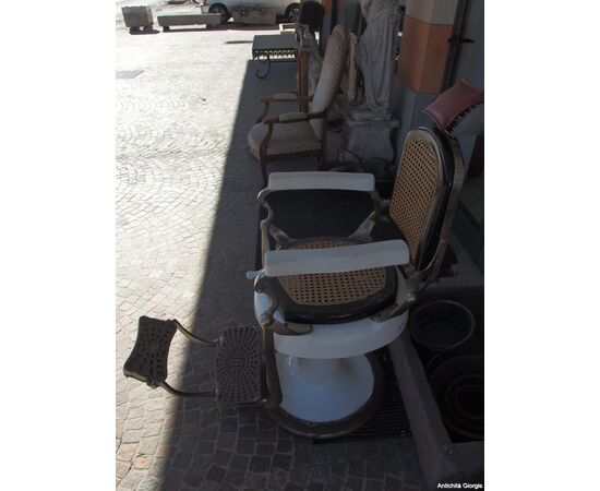 POLTRONA GIREVOLE E RECLINABILE DA BARBIERE EPOCA PRIMI 900 POLTRONA GIREVOLE E RECLINABILE DA BARBIERE EPOCA PRIMI 900